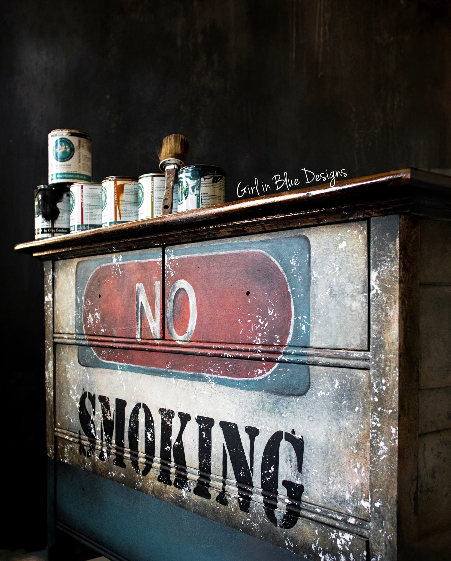 No smoking DRESSER